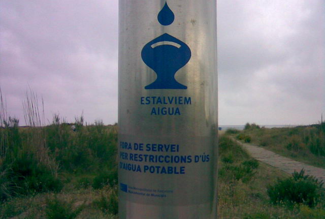 Dutxa a la platja de Gav&agrave; Mar fora de servei per les restriccions d'&uacute;s d'aigua potable degudes a la sequera (Abril de 2008)